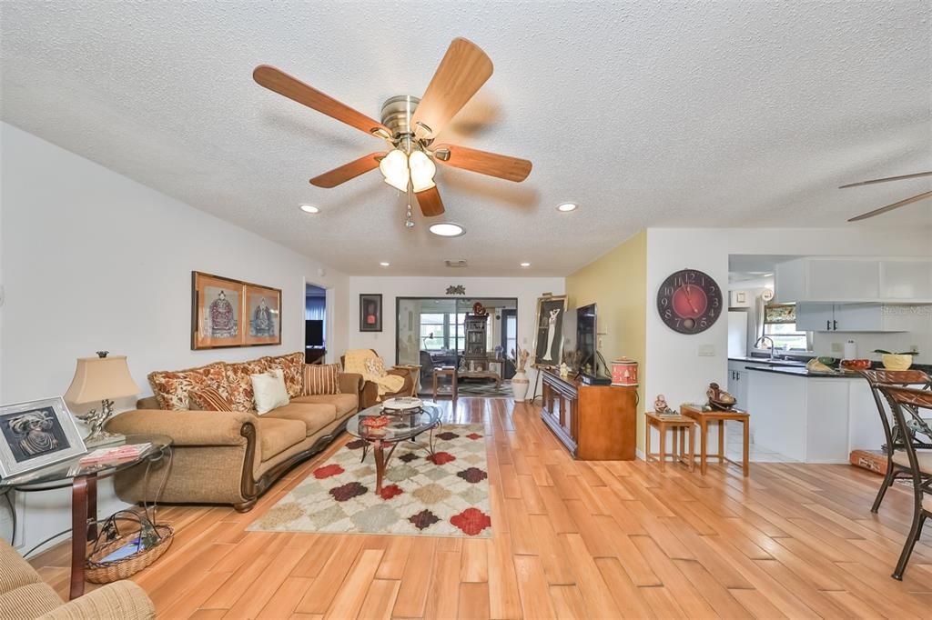 Activo con contrato: $159,900 (2 camas, 2 baños, 1529 Pies cuadrados)