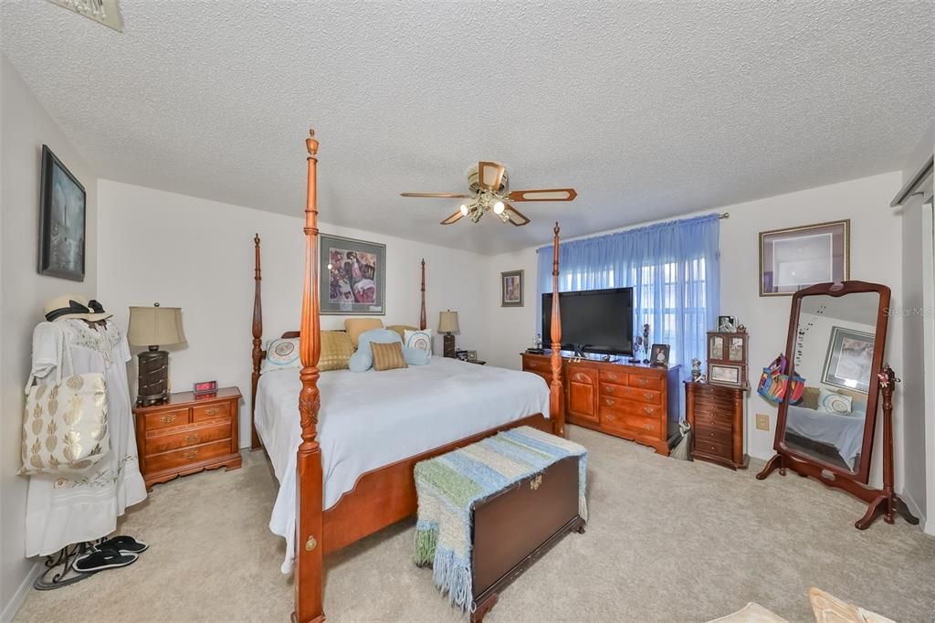 Activo con contrato: $159,900 (2 camas, 2 baños, 1529 Pies cuadrados)