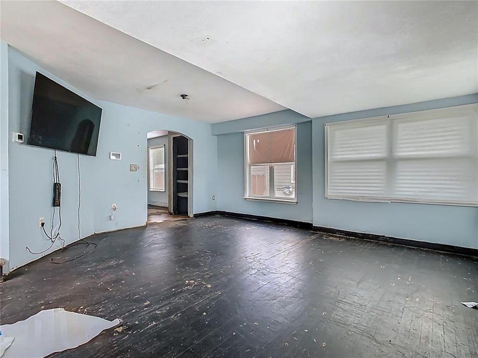 Active With Contract: $200,000 (2 beds, 2 baths, 1490 Square Feet)