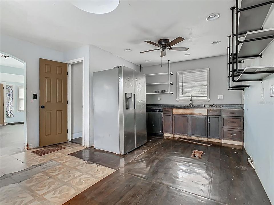 Active With Contract: $200,000 (2 beds, 2 baths, 1490 Square Feet)