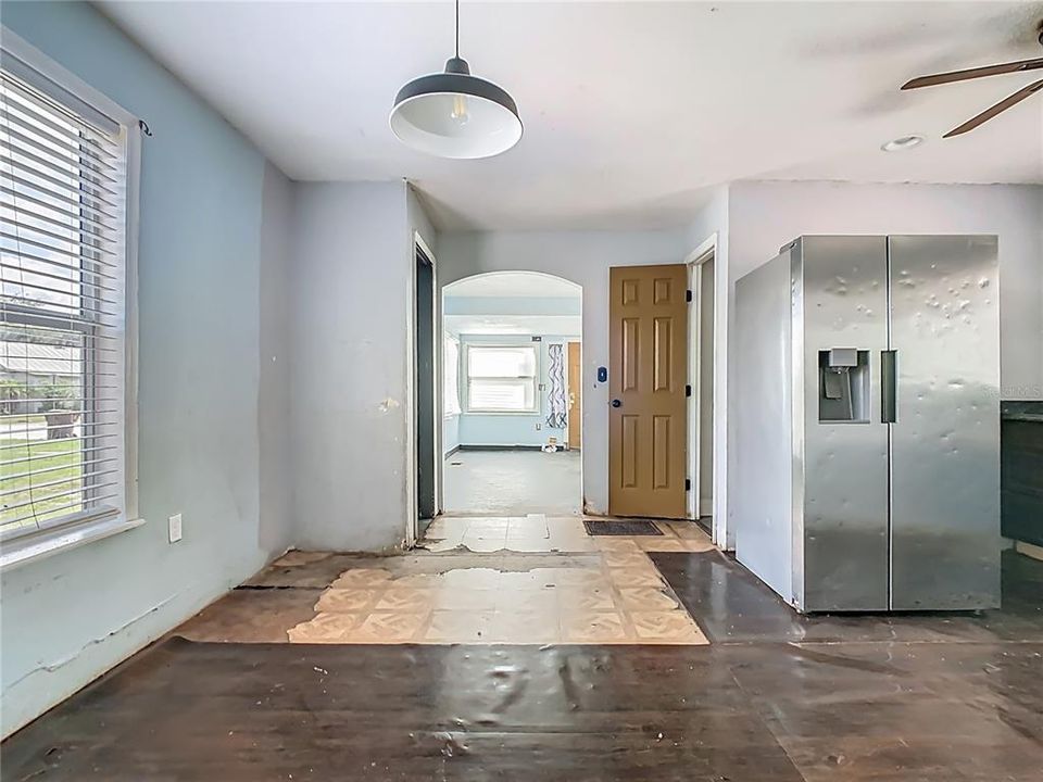 Active With Contract: $200,000 (2 beds, 2 baths, 1490 Square Feet)