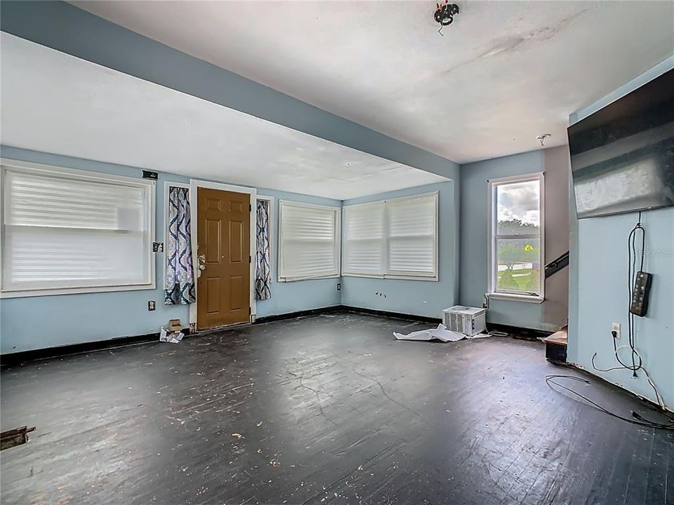 Active With Contract: $200,000 (2 beds, 2 baths, 1490 Square Feet)