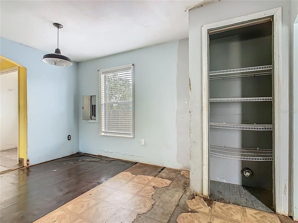 Active With Contract: $200,000 (2 beds, 2 baths, 1490 Square Feet)