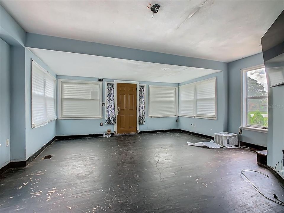 Active With Contract: $200,000 (2 beds, 2 baths, 1490 Square Feet)