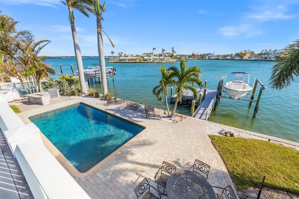 Под контрактом: $1,495,000 (3 спален, 2 ванн, 2367 Квадратных фут)