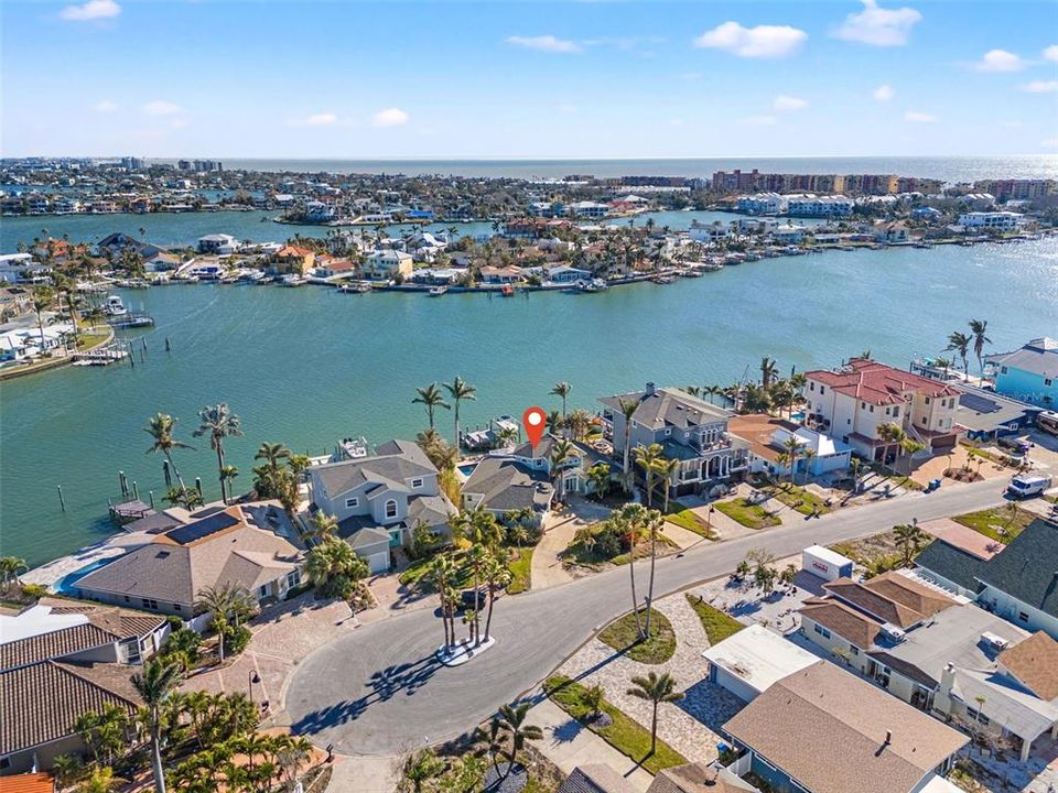 Под контрактом: $1,495,000 (3 спален, 2 ванн, 2367 Квадратных фут)