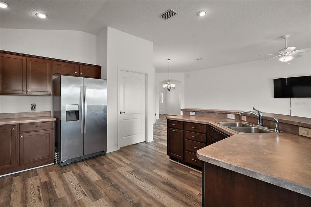 待售: $380,000 (3 贝兹, 2 浴室, 1918 平方英尺)