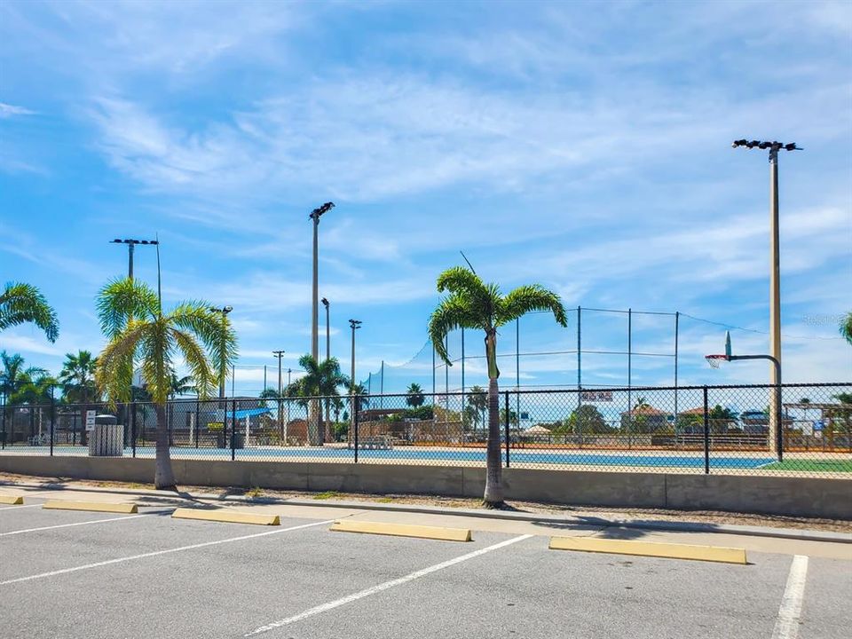 待售: $495,999 (1 贝兹, 1 浴室, 755 平方英尺)