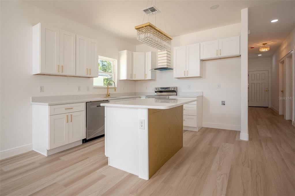 待售: $281,900 (3 贝兹, 2 浴室, 1241 平方英尺)