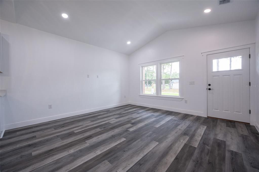 For Sale: $281,900 (3 beds, 2 baths, 1241 Square Feet)