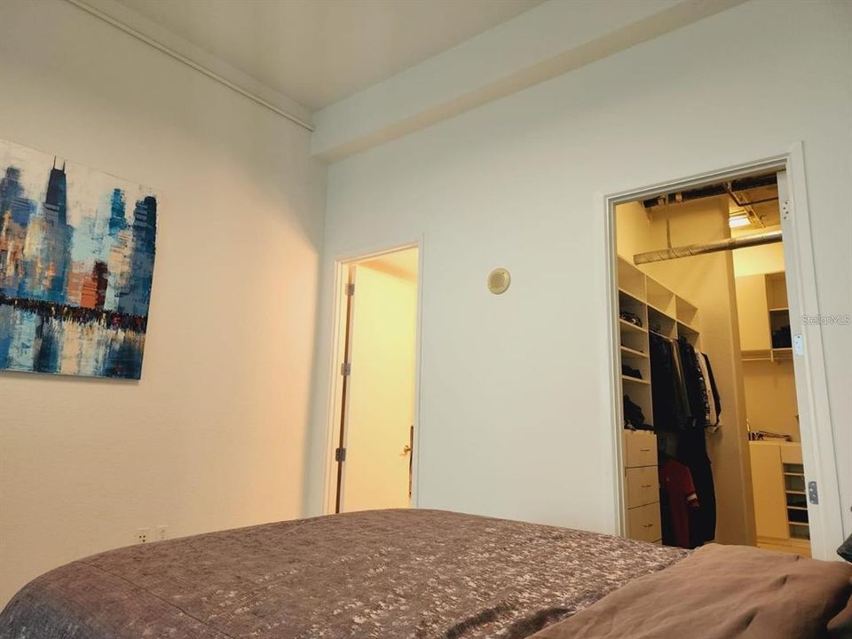 For Sale: $335,000 (1 beds, 1 baths, 925 Square Feet)