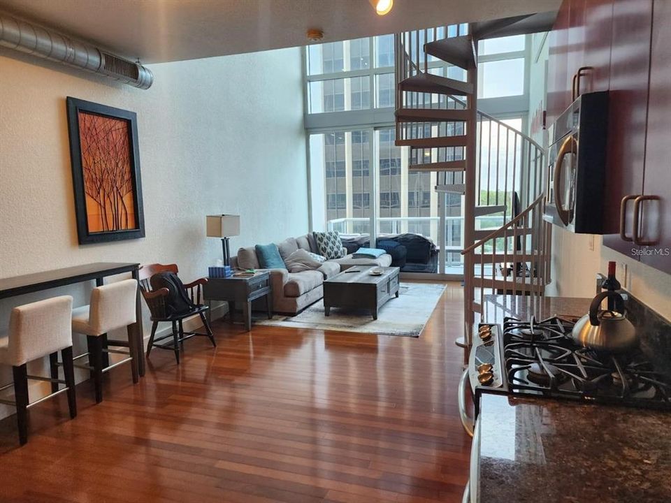 For Sale: $335,000 (1 beds, 1 baths, 925 Square Feet)