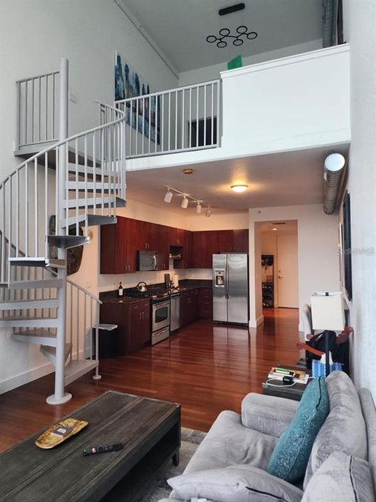 For Sale: $335,000 (1 beds, 1 baths, 925 Square Feet)