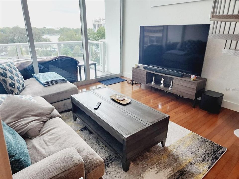 For Sale: $335,000 (1 beds, 1 baths, 925 Square Feet)