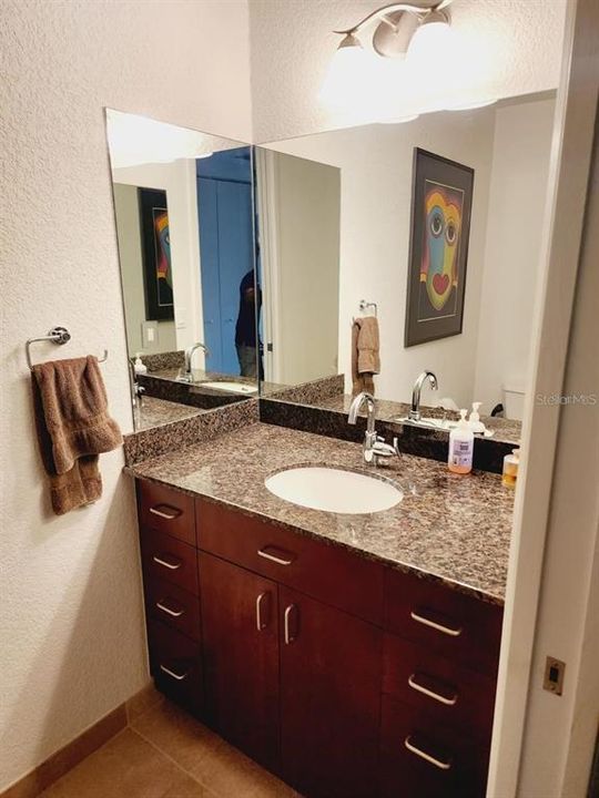 For Sale: $335,000 (1 beds, 1 baths, 925 Square Feet)