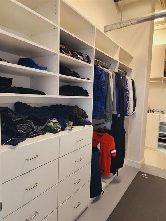 For Sale: $335,000 (1 beds, 1 baths, 925 Square Feet)