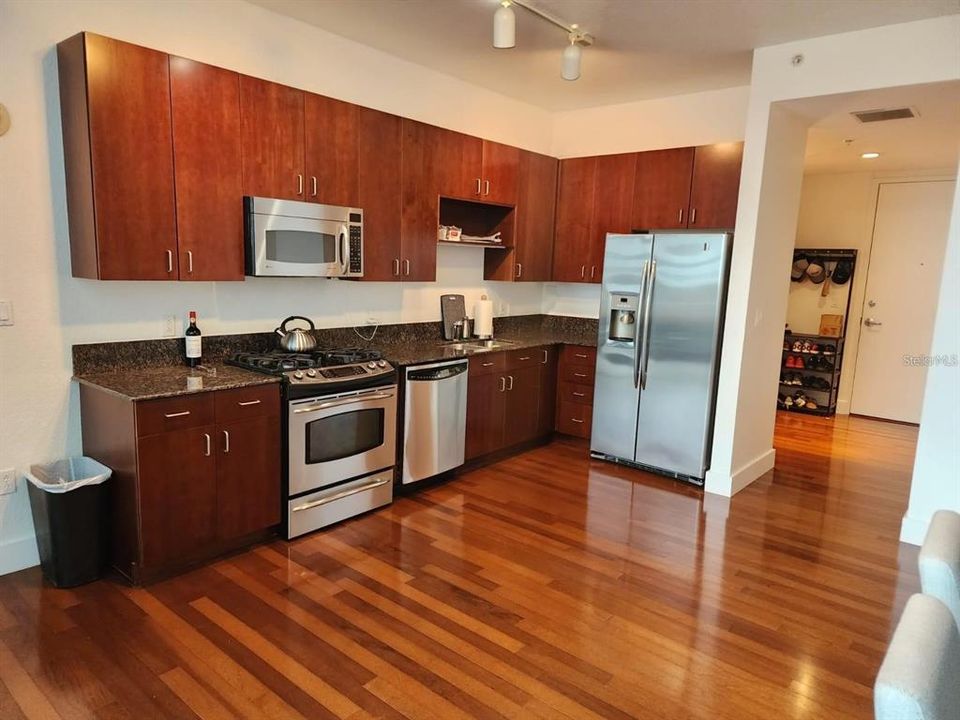 For Sale: $335,000 (1 beds, 1 baths, 925 Square Feet)