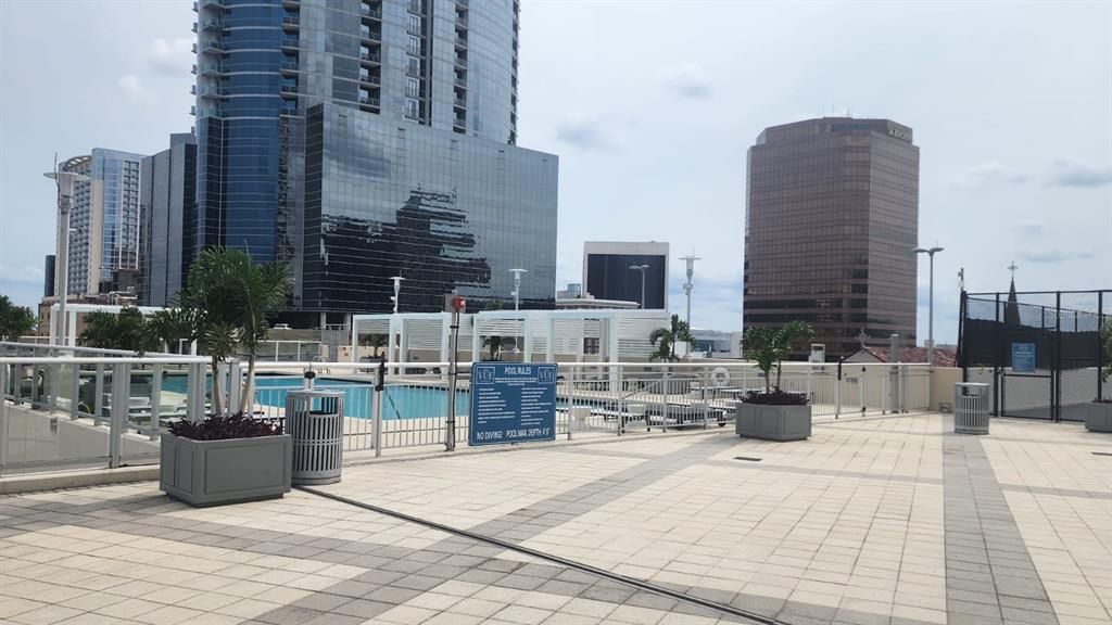 For Sale: $335,000 (1 beds, 1 baths, 925 Square Feet)