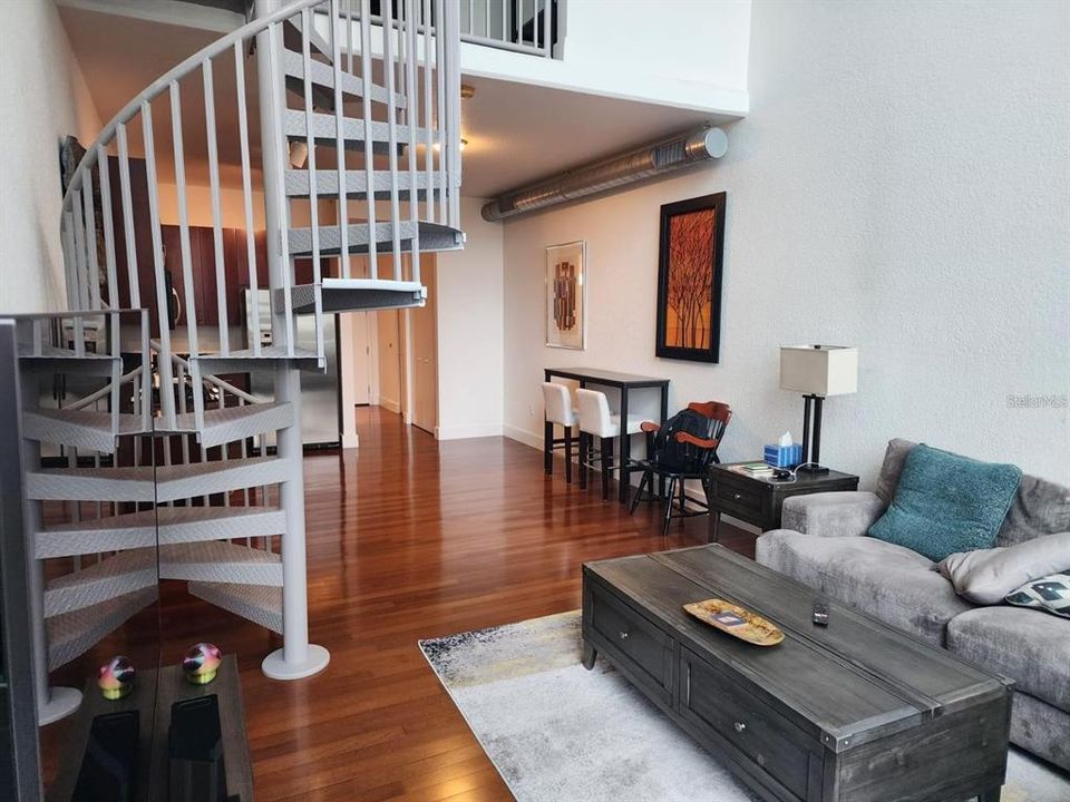 For Sale: $335,000 (1 beds, 1 baths, 925 Square Feet)