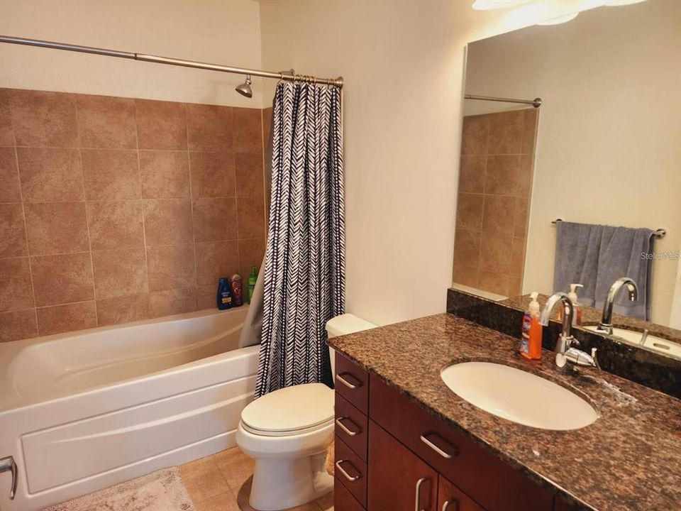 For Sale: $335,000 (1 beds, 1 baths, 925 Square Feet)