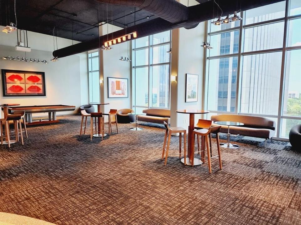 For Sale: $335,000 (1 beds, 1 baths, 925 Square Feet)