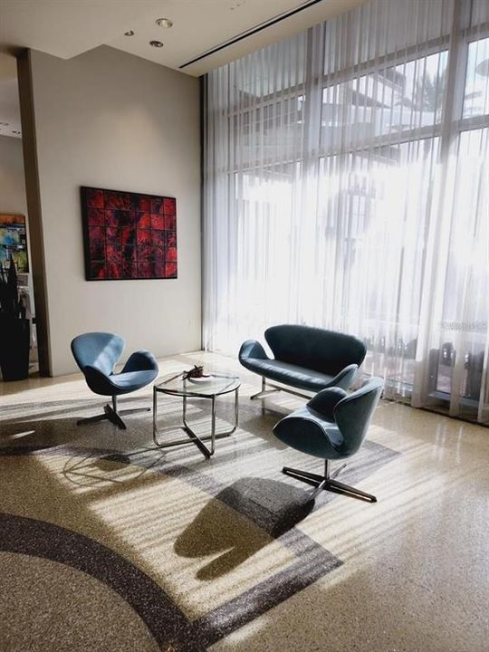 For Sale: $335,000 (1 beds, 1 baths, 925 Square Feet)