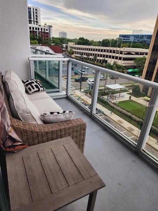 For Sale: $335,000 (1 beds, 1 baths, 925 Square Feet)