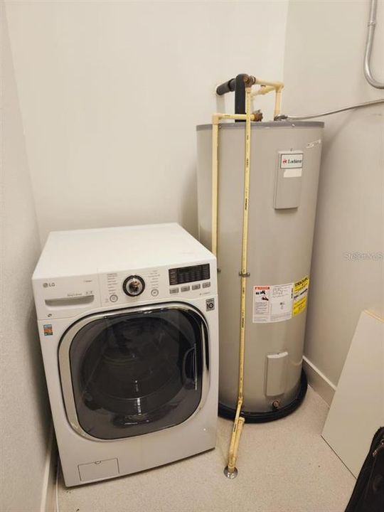 For Sale: $335,000 (1 beds, 1 baths, 925 Square Feet)