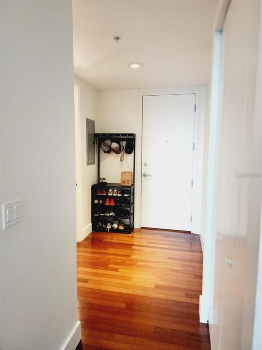 For Sale: $335,000 (1 beds, 1 baths, 925 Square Feet)