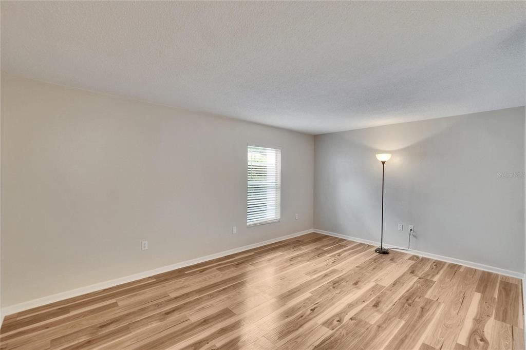 For Sale: $109,000 (1 beds, 1 baths, 760 Square Feet)