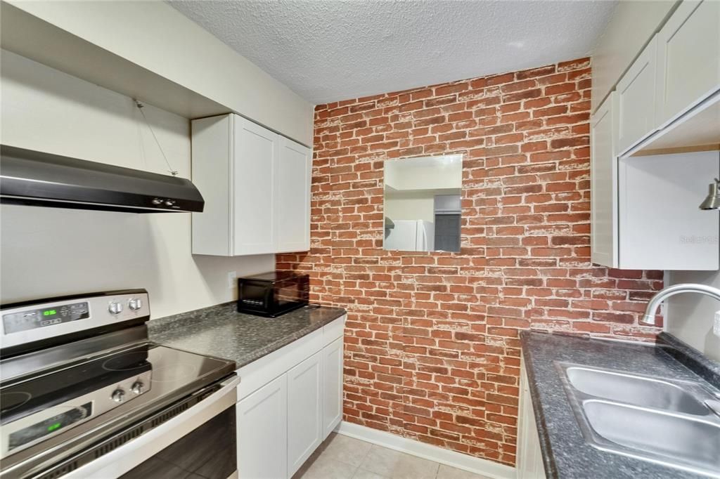 For Sale: $109,000 (1 beds, 1 baths, 760 Square Feet)