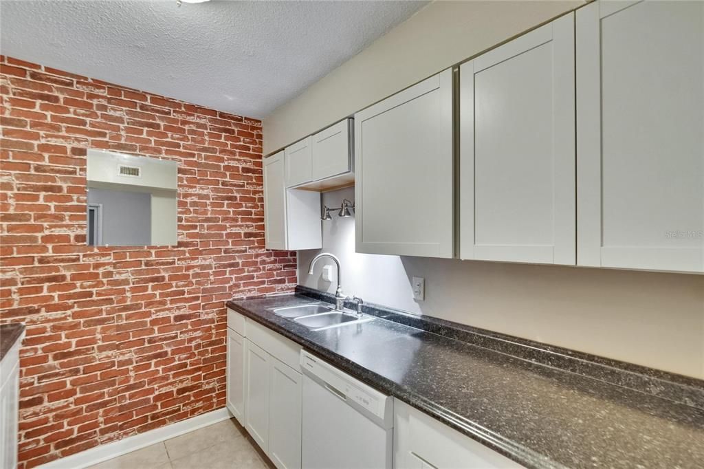 For Sale: $109,000 (1 beds, 1 baths, 760 Square Feet)