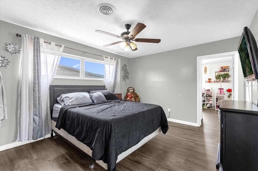 Active With Contract: $195,000 (4 beds, 2 baths, 1666 Square Feet)