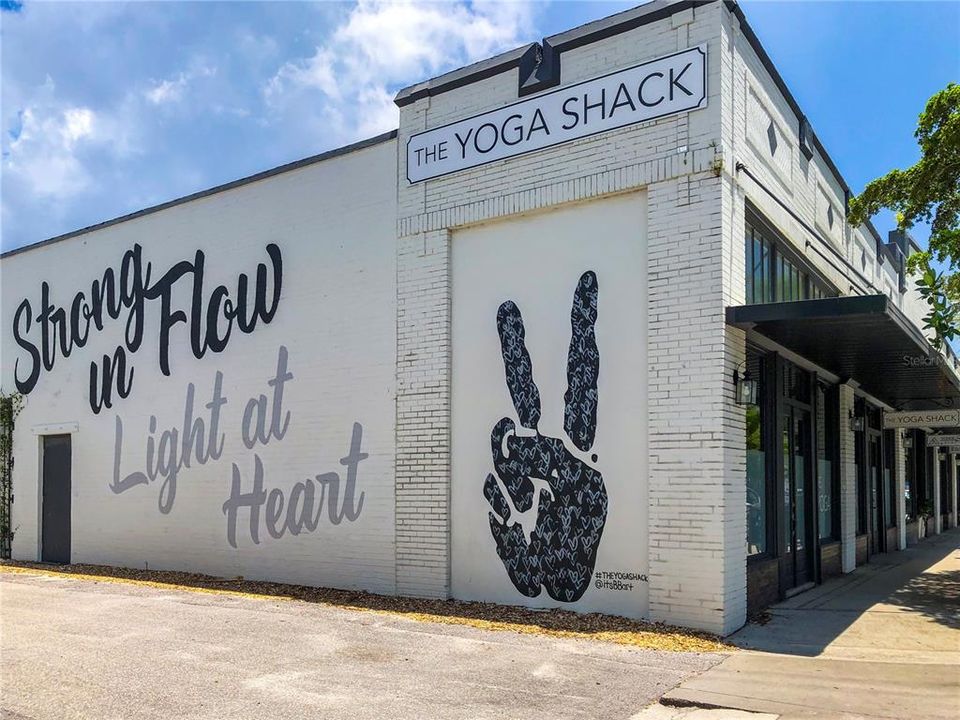 Под контрактом: $1,774,000 (3 спален, 3 ванн, 1745 Квадратных фут)