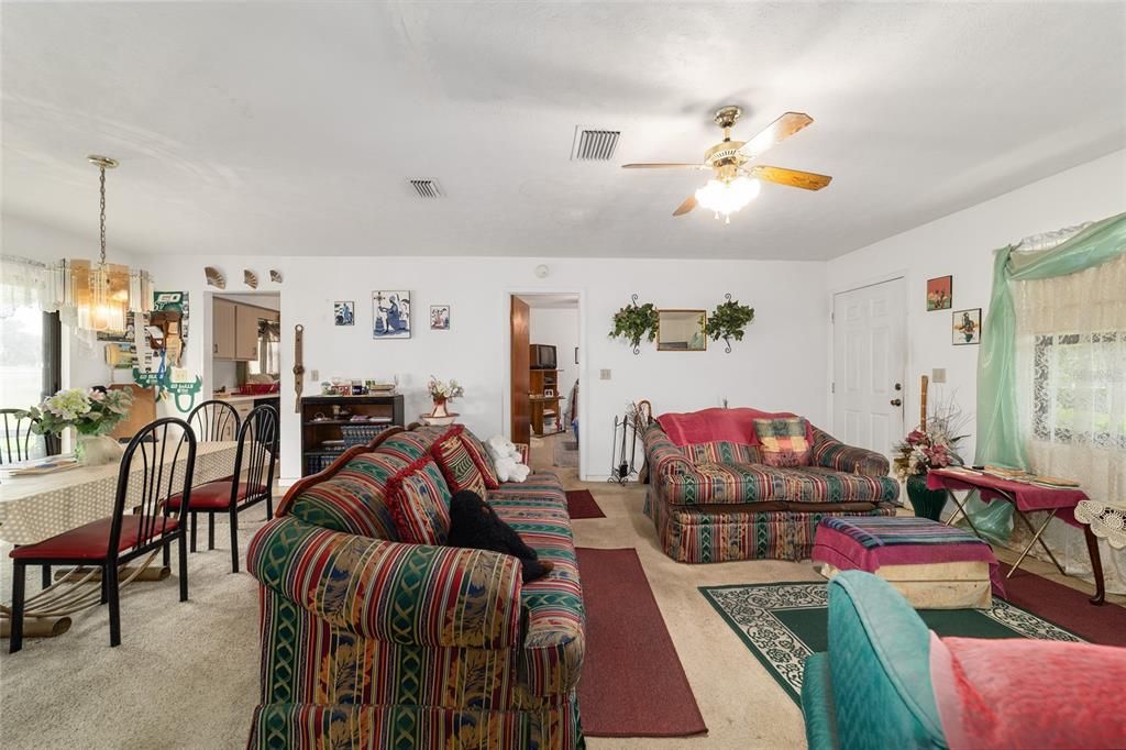 Под контрактом: $279,500 (3 спален, 2 ванн, 1094 Квадратных фут)