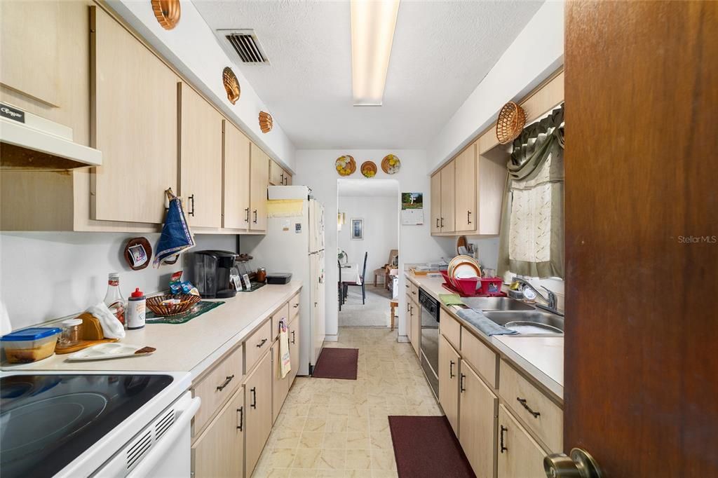 Под контрактом: $279,500 (3 спален, 2 ванн, 1094 Квадратных фут)