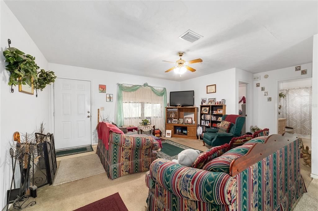 Под контрактом: $279,500 (3 спален, 2 ванн, 1094 Квадратных фут)