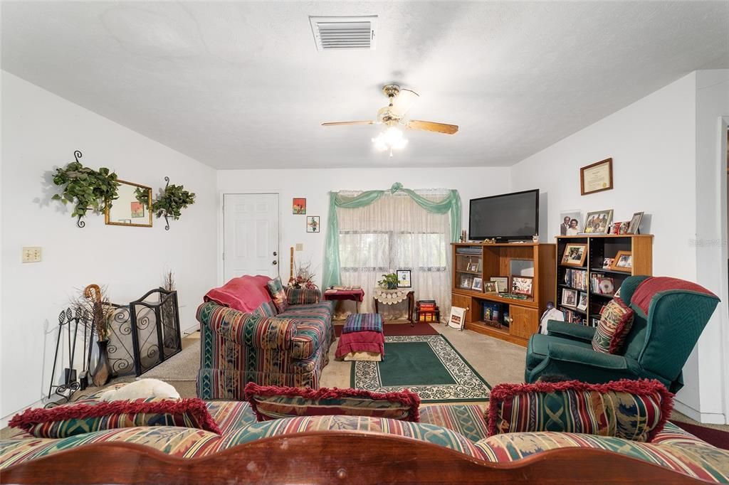 Под контрактом: $279,500 (3 спален, 2 ванн, 1094 Квадратных фут)