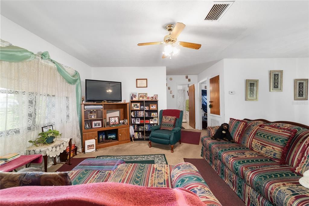 Под контрактом: $279,500 (3 спален, 2 ванн, 1094 Квадратных фут)