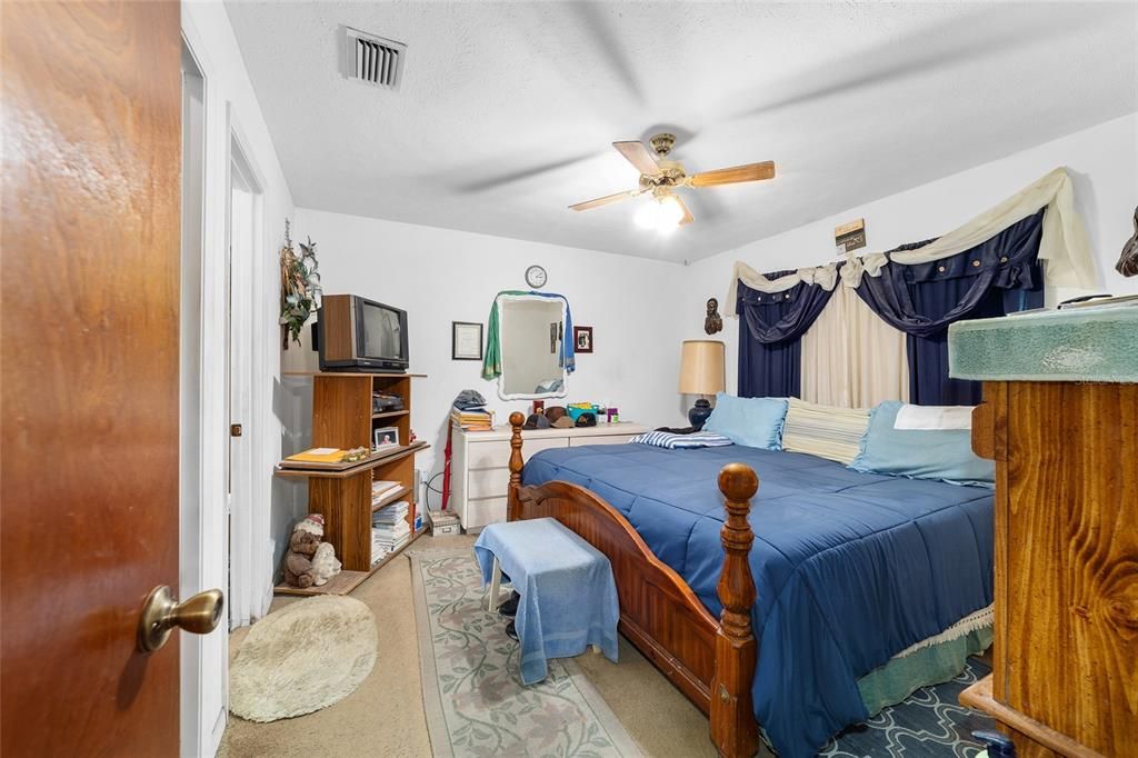 Под контрактом: $279,500 (3 спален, 2 ванн, 1094 Квадратных фут)