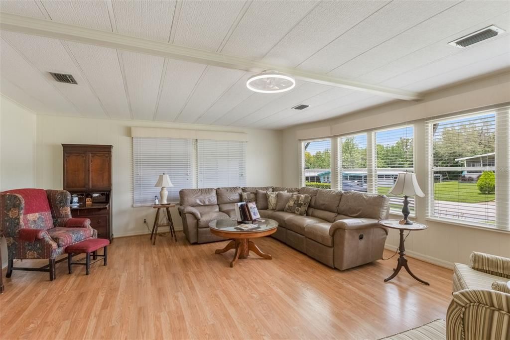 Active With Contract: $249,900 (2 beds, 2 baths, 1374 Square Feet)