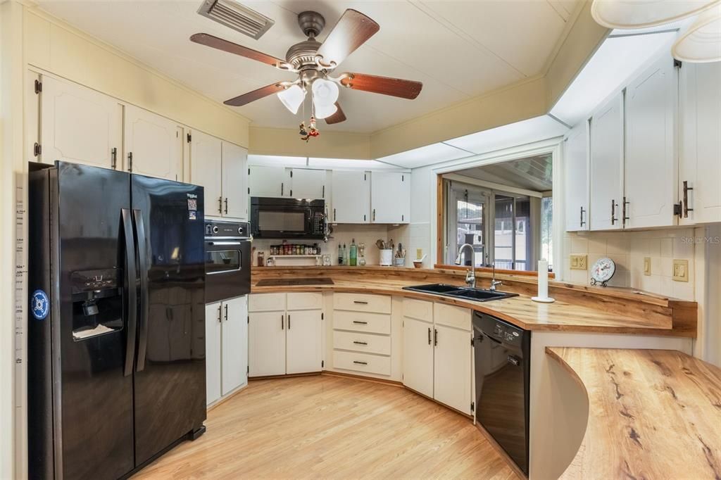 Active With Contract: $249,900 (2 beds, 2 baths, 1374 Square Feet)