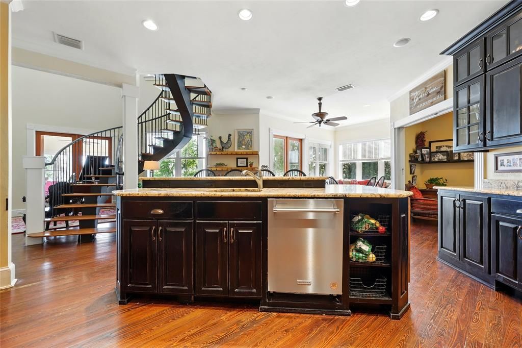 For Sale: $1,795,000 (5 beds, 6 baths, 5943 Square Feet)