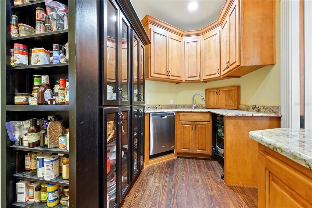 For Sale: $1,795,000 (5 beds, 6 baths, 5943 Square Feet)