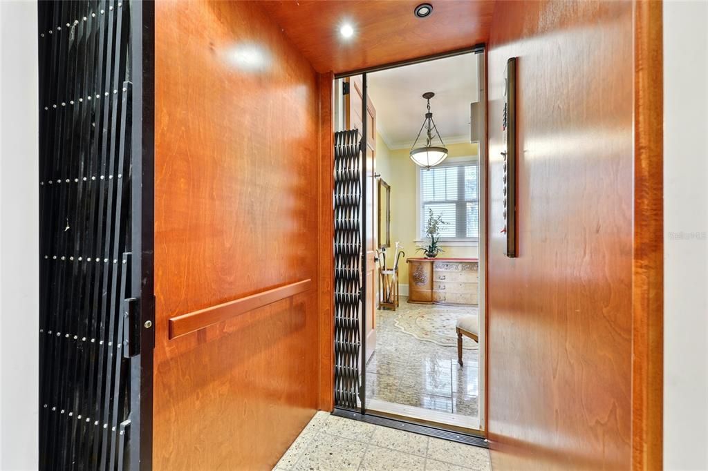 For Sale: $1,795,000 (5 beds, 6 baths, 5943 Square Feet)
