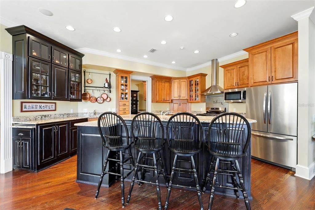 For Sale: $1,795,000 (5 beds, 6 baths, 5943 Square Feet)