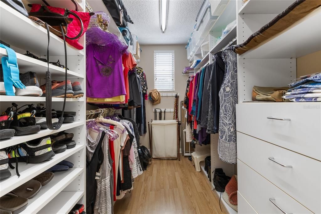 Activo con contrato: $240,000 (3 camas, 2 baños, 1558 Pies cuadrados)