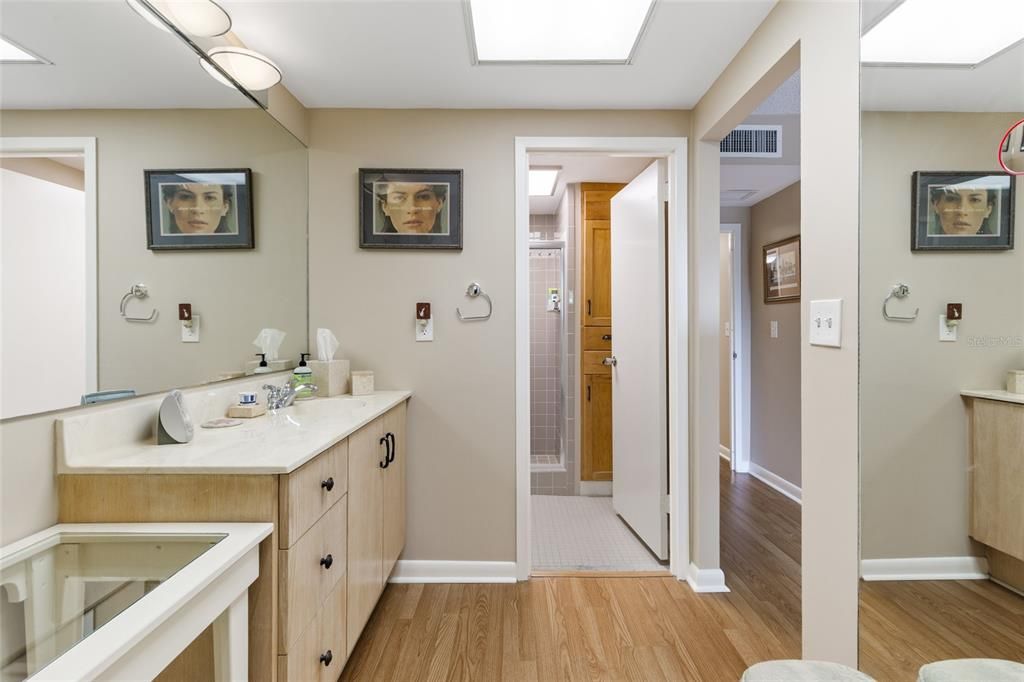 Activo con contrato: $240,000 (3 camas, 2 baños, 1558 Pies cuadrados)