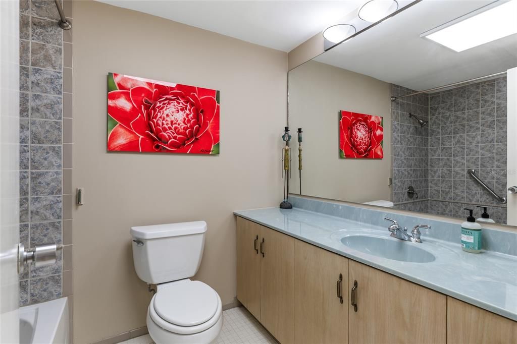 Activo con contrato: $240,000 (3 camas, 2 baños, 1558 Pies cuadrados)