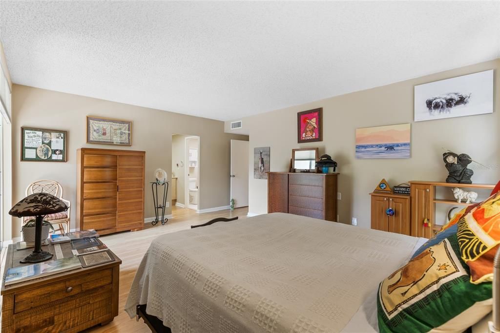 Activo con contrato: $240,000 (3 camas, 2 baños, 1558 Pies cuadrados)